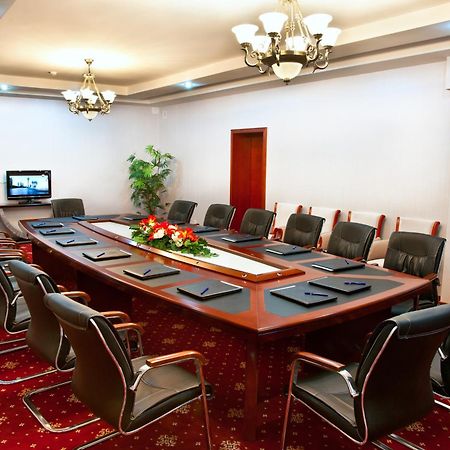 Goldman Empire Hotel Astana Luaran gambar