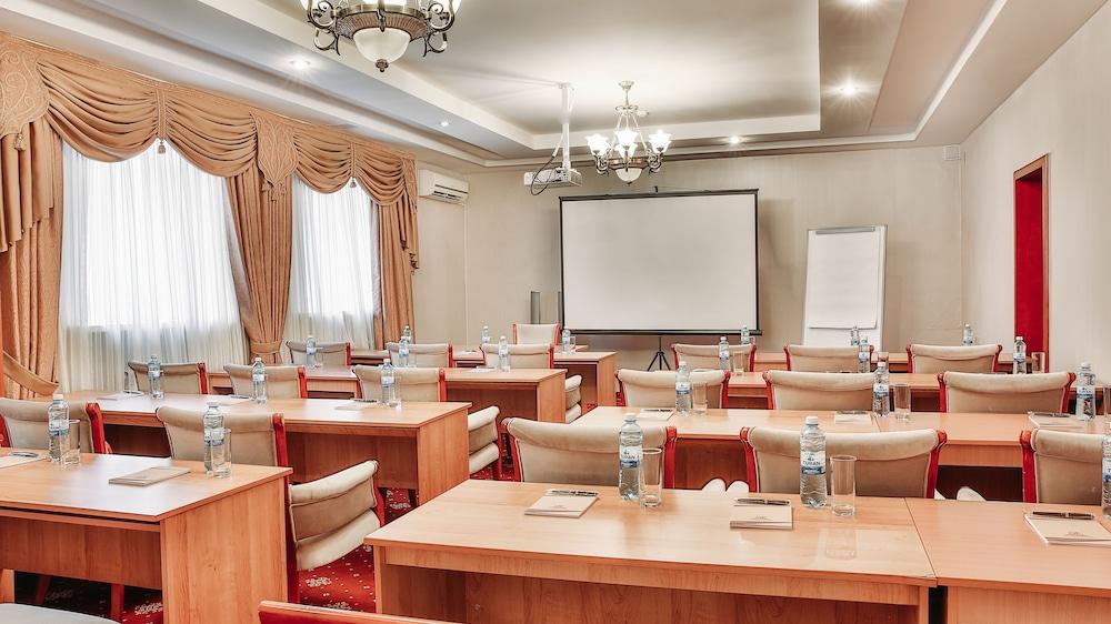 Goldman Empire Hotel Astana Luaran gambar