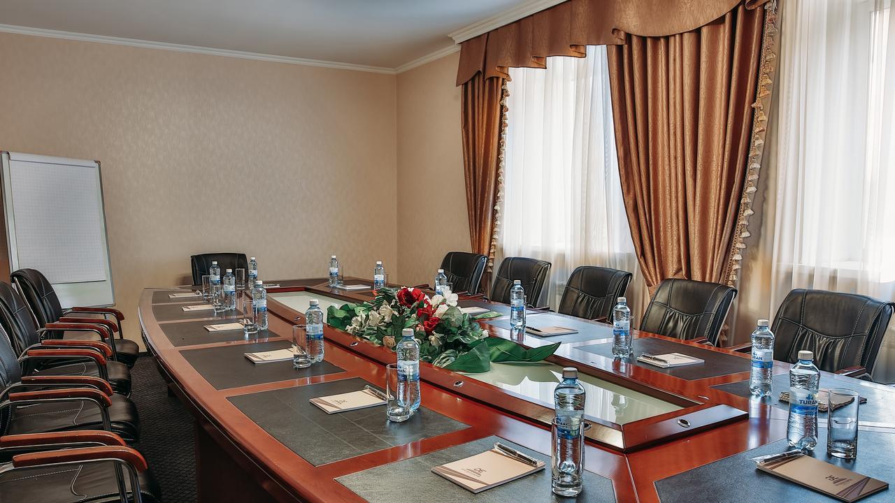 Goldman Empire Hotel Astana Luaran gambar